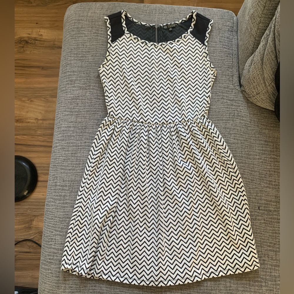 White and Black Chevron Pattern Dress by Bebop Size S